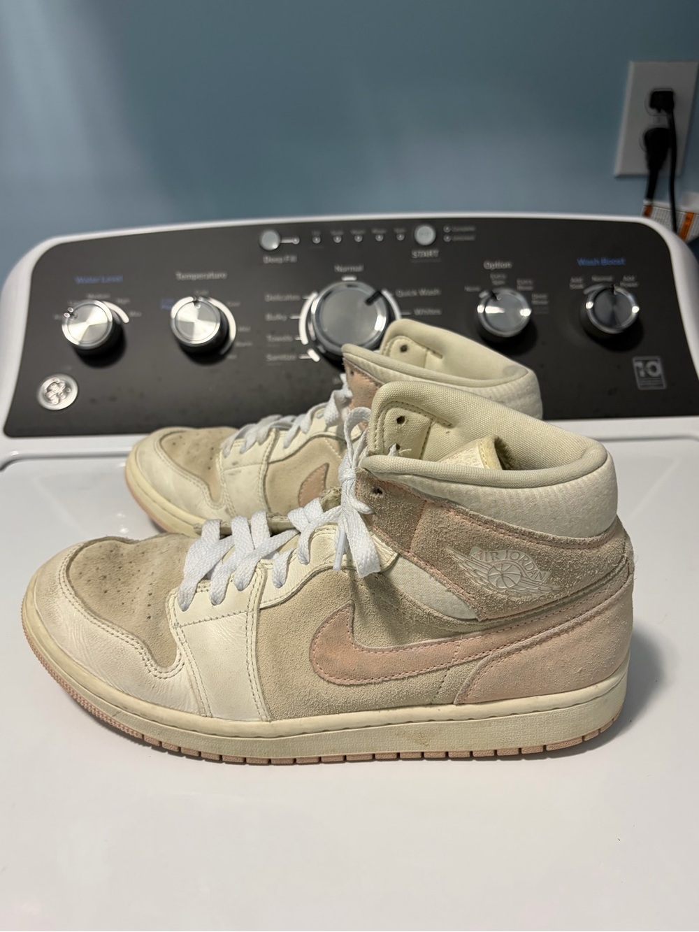 Air Jordan 1 Mid SE women’s sneakers